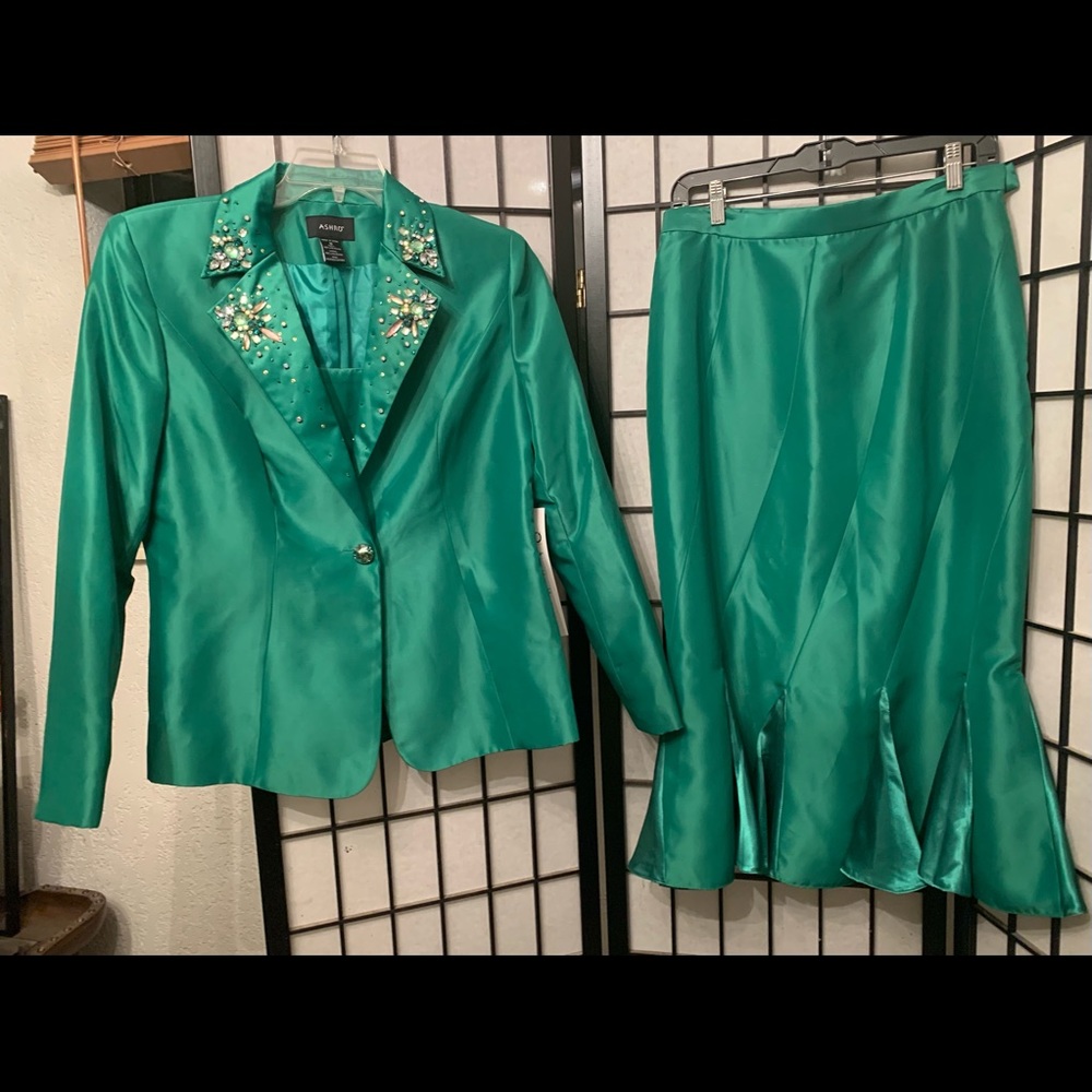 NWT Ashro Gorgeous Green Blingy Skirt Suit Size 12